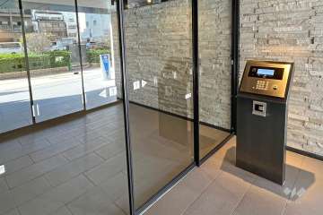 エントランスはオートロック付きです。