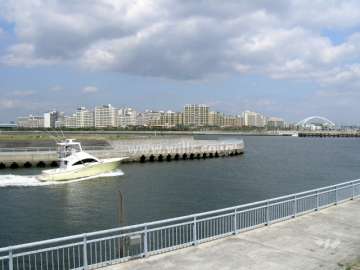 芦屋市にあるヨットハーバーから見た西宮マリナパークシティ