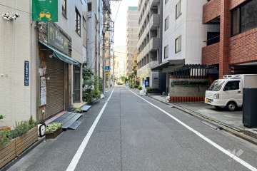 敷地西側の前面道路（南側から）