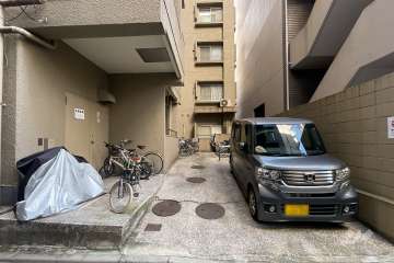 敷地内駐車場（屋外平面式）、駐輪場とバイク置場