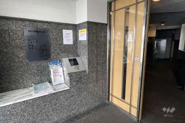 エントランスはオートロック付きです。