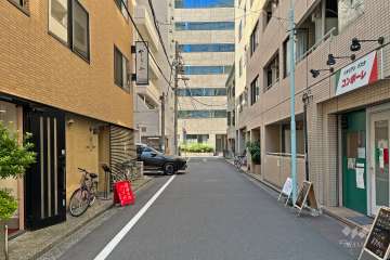 敷地の北東側前面道路（南東側から）