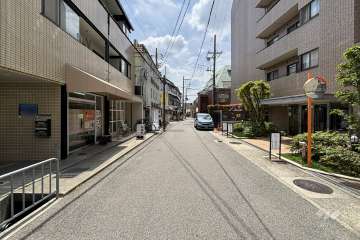 敷地東側の前面道路（北側から）