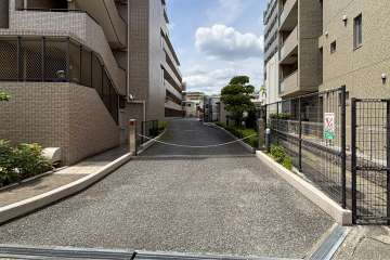 駐車場の出入口（ロボットゲート付き）