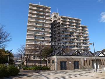 藤和ハイタウン西宮の外観（東側から）　手前は『津門中央公園』です。