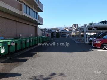 敷地内駐車場とゴミステーション
