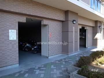 屋内にある駐輪場とバイク置き場