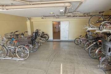 屋内に設けられた駐輪場