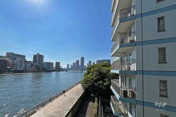 敷地東側には隅田川が流れています。