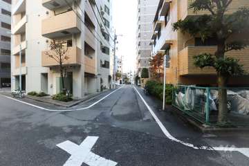 敷地西側の前面道路(南側から)