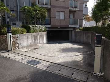 駐車場の入り口はロボットゲート付きです。
