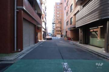 敷地の南西側前面道路(北西側から)