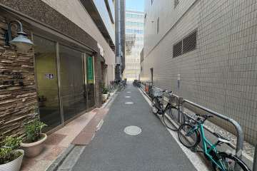 敷地東側の前面道路（南側から）