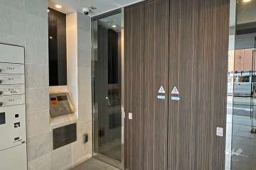 エントランスはオートロック付きです。