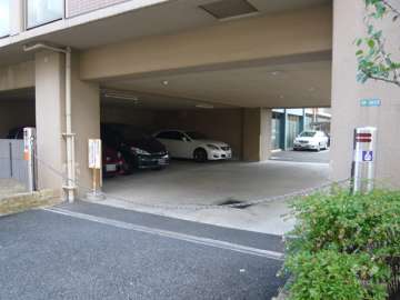 駐車場出入り口はロボットゲート付きです。