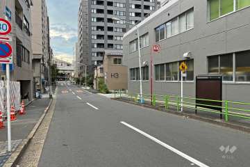 敷地の南側前面道路（東側から）