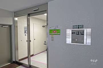 エントランスはオートロック付きです。