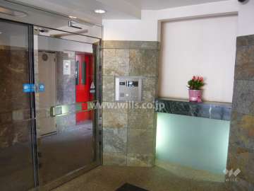 エントランスホール（ビビッドなエレベーターの赤色がお洒落です）