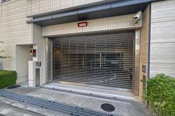 駐車場の出入り口（リングシャッター付き）