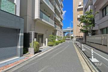 敷地の南東側前面道路（南西側から）