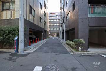 敷地北東側の前面道路(南東側から)