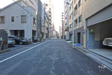 敷地北西側の前面道路(南西側から)