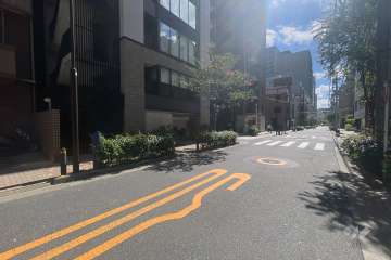 敷地の北側前面道路（東側から）