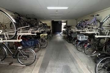 屋内に設けられた駐輪場