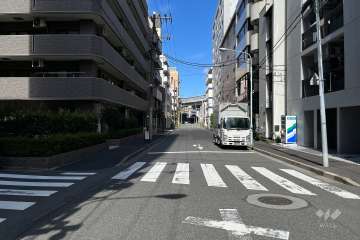 敷地の南側前面道路（西側から）