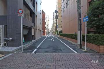 敷地北東側前面道路(北西側から)