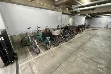 屋内に設けられた駐輪場