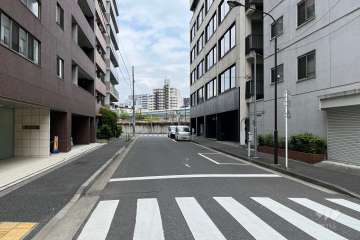 敷地の北側前面道路（西側から）