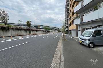 敷地の東側前面道路（北側から）