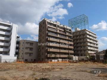 周辺はマンションや店舗、事務所などが混在する街。南方向約40mの距離に国道43号線が走っています。