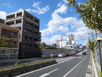 敷地北側は歩道を挟んで、山手幹線に面しています。