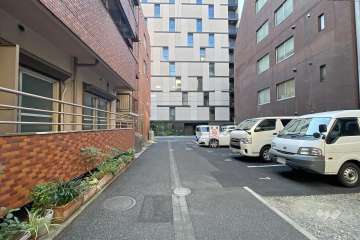 敷地の北側前面道路（東側から）