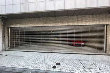 駐車場の出入り口（リングシャッター付き）