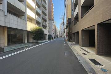 敷地西側の前面道路