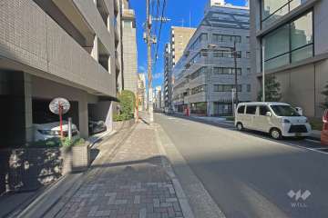 敷地の東側前面道路（南側から）