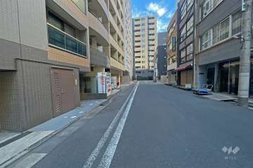 敷地の北側前面道路（東側から）