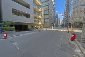 敷地の南側前面道路（西側から）