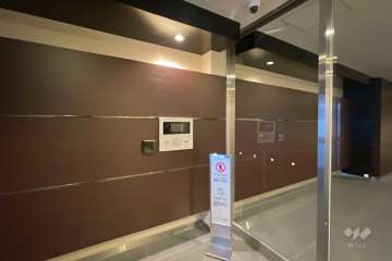 エントランスはオートロック付きです。