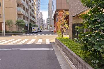 敷地北東側の前面道路（北西側から）