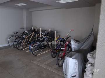 駐車場横にある駐輪場とバイク置き場（屋内）