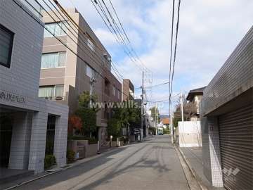 敷地東側の前面道路。周辺は閑静な住宅地です。