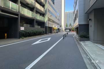 敷地の南側前面道路（西側から）