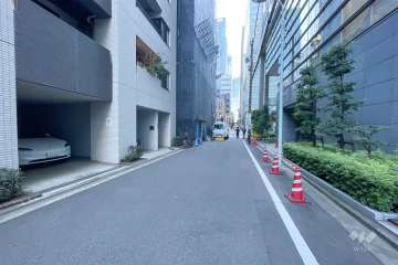敷地西側の前面道路（北側から）