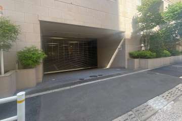 駐車場出入り口（リングシャッター付き）