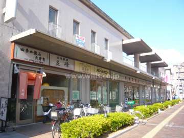 下層階には一部店舗が入っています。