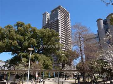 セントラルガーデンタワーの外観（南西から）　敷地の南西側には公園があります。